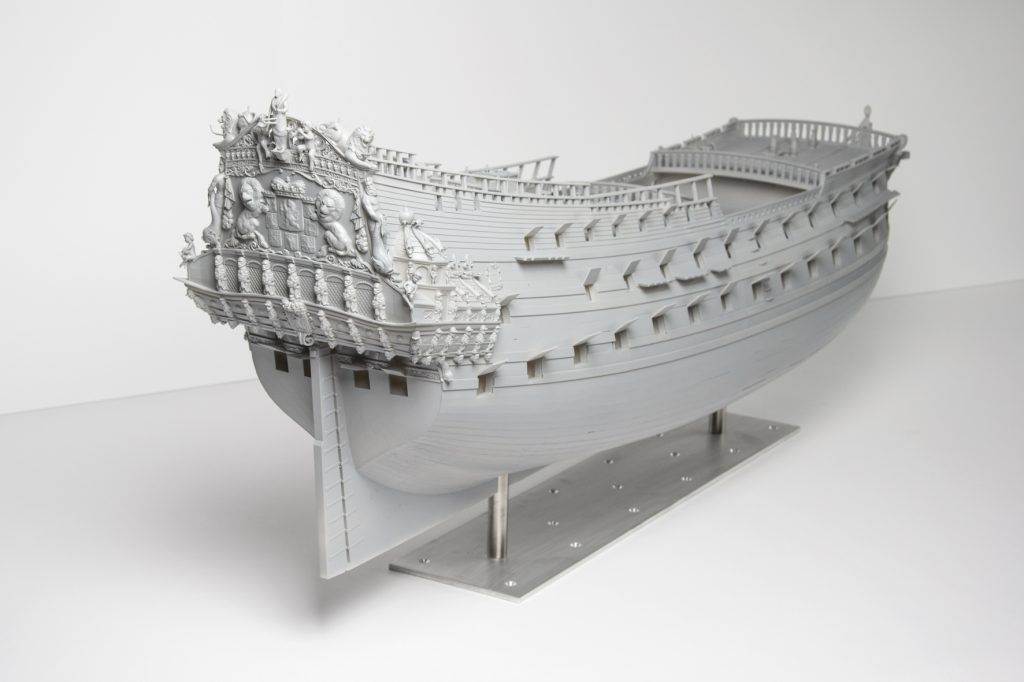 напечатанный макет корабля - уменьшенная модель печаталась на 3д принтере